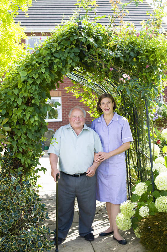 西方人,两个人,病人,护士,家,站,笑,微笑,竖图,室外,白天,正面,工作服,衬衫,制服,植物,窗户,欧洲,欧洲人,勾,挽,阴影,光线,影子,房屋,庭院,屋子,院子,地面,注视,楼房,玻璃窗,住宅,树,树木,绿色,阳光,自然,扶,观察,看,站着,勾着,生长,成长,观看,察看,扶着,双手插袋,白衣天使,关注,病患,手插袋,挽着,双手抄兜,双手放兜,工作制服,老年男性,男人,男性,年轻女性,白种人,患者,就医者,插兜,两手抄兜,两手放兜,手插兜,手放口袋,站立,彩图,全身,衬衣,工作套服,房子,手抄兜