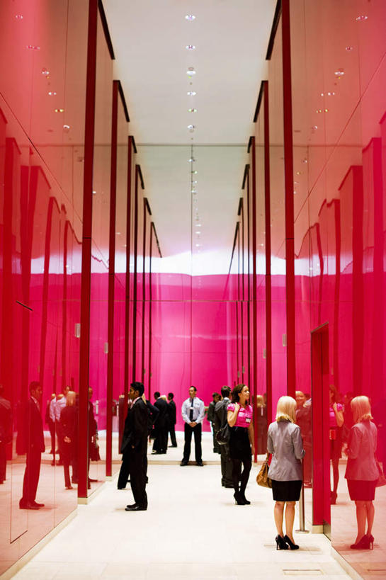 西方人,同事,商务人士,商务男性,商务女性,站,竖图,室内,白天,正面,衬衫,成功,合作,团队,集体,信心,天花板,电梯,欧洲,欧洲人,亚洲,握,套装,包,公文包,墙,走道,走廊,过道,地面,运输工具,许多人,拿,拎,拿着,注视,队伍,墙壁,墙面,红色,观察,看,站着,一群人,握着,升降梯,公事包,观看,等待,察看,领导,成就,关注,商务装,合伙,领袖,工薪阶层,男人,男性,年轻男性,年轻女性,女人,女性,中年男性,中年女性,白种人,亚洲人,印度人,白领,上班族,站立,彩图,全身,衬衣,升降设备,拎着