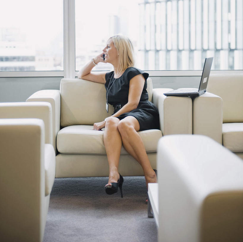 西方人,一个人,商务人士,商务女性,办公室,坐,笑,打电话,微笑,横图,室内,白天,正面,电脑,笔记本电脑,窗户,沙发,电话,手机,欧洲,欧洲人,仅一个女性,仅一个人,握,套装,网络,墙,地面,拿,拿着,注视,通讯设备,玻璃窗,墙壁,墙面,观察,看,仅一个中年女性,金色,握着,观看,察看,无线,关注,通信设备,商务装,无线网络,无线上网,便携式电脑,工薪阶层,交流,手提电脑,女人,女性,中年女性,白种人,长发,白领,上班族,沟通,通话,坐着,彩图,全身,皮沙发