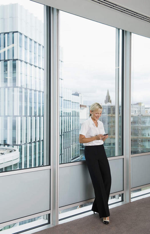 西方人,一个人,商务人士,商务女性,办公室,高楼大厦,站,笑,打电话,微笑,竖图,室内,白天,正面,窗户,大厦,建筑,摩天大楼,电话,手机,欧洲,欧洲人,仅一个女性,仅一个人,握,套装,墙,地面,拿,拿着,注视,通讯设备,玻璃窗,墙壁,墙面,观察,看,靠,靠着,站着,仅一个中年女性,握着,观看,察看,关注,商务装,工薪阶层,交流,女人,女性,中年女性,白种人,白领,上班族,沟通,通话,站立,彩图,全身,大楼,高层建筑,高楼,摩天楼