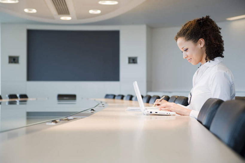 西方人,一个人,商务人士,商务女性,办公室,会议室,坐,笑,微笑,横图,室内,白天,侧面,电脑,笔记本电脑,仪器,天花板,桌子,椅子,照明,欧洲,欧洲人,仅一个年轻女性,仅一个女性,仅一个人,许多,敲打,套装,网络,办公桌,墙,投影仪,灯光,注视,设备,输入,通讯设备,顶灯,墙壁,墙面,灯,排列,会议椅,灯具,打字,观察,看,观看,点击,敲击,办公椅,照亮,察看,无线,照明设备,队列,关注,通信设备,商务装,无线网络,投影机,无线上网,便携式电脑,工薪阶层,商务椅,培训椅,按键,手提电脑,年轻女性,女人,女性,白种人,白领,上班族,坐着,半身,彩图