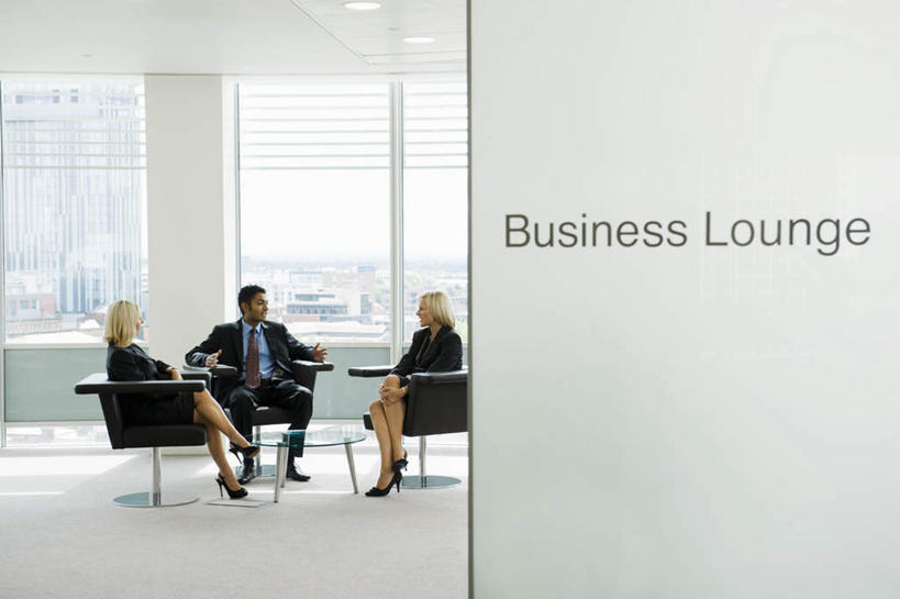 西方人,三个人,同事,商务人士,商务男性,商务女性,办公室,坐,笑,说,微笑,横图,室内,白天,正面,衬衫,讨论,成功,合作,团队,集体,信心,窗户,椅子,欧洲,欧洲人,亚洲,套装,开会,会议,墙,地面,二郎腿,注视,队伍,玻璃窗,墙壁,墙面,会议椅,观察,看,观看,办公椅,察看,领导,成就,关注,商务装,合伙,领袖,工薪阶层,商务椅,培训椅,交流,男人,男性,年轻男性,女人,女性,中年女性,白种人,亚洲人,印度人,白领,上班族,沟通,讲话,交谈,商讨,说话,谈话,坐着,彩图,全身,衬衣