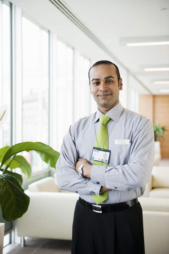 西方人,一个人,商务人士,商务男性,办公室,站,笑,双手交叉,微笑,竖图,室内,白天,正面,衬衫,植物,窗户,沙发,天花板,照明,欧洲,欧洲人,仅一个男性,仅一个人,仅一个中年男性,套装,盆栽,灯光,领带,盆景,注视,标识,吊牌,顶灯,玻璃窗,灯,绿色,自然,胸牌,灯具,观察,看,站着,生长,成长,观看,照亮,察看,徽章,双手抱胸,象征,庄重,照明设备,关注,商务装,身份,工薪阶层,胸章,胸卡,正式,地位,编号牌,雕刻牌,工号牌,胸号牌,胸徽,员工牌,男人,男性,中年男性,白种人,白领,上班族,站立,半身,彩图,衬衣,皮沙发