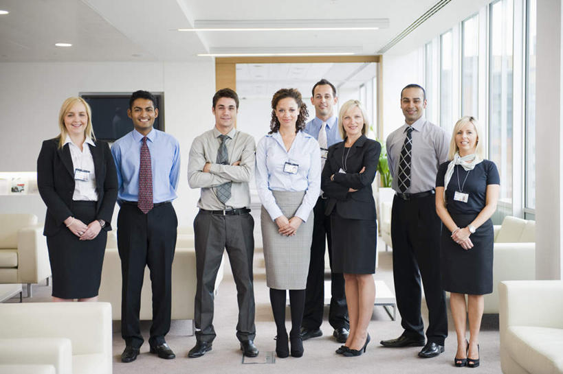 西方人,同事,商务人士,商务男性,商务女性,办公室,站,笑,双手交叉,微笑,露齿笑,横图,室内,白天,正面,衬衫,成功,合作,团队,集体,信心,窗户,沙发,天花板,照明,欧洲,欧洲人,亚洲,一排,套装,整齐,墙,灯光,地面,许多人,注视,队伍,顶灯,玻璃窗,墙壁,墙面,灯,排列,白板,灯具,观察,看,手放前,站着,一群人,观看,照亮,察看,领导,双手抱胸,照明设备,成就,队列,关注,商务装,记录板,合伙,领袖,布艺沙发,工薪阶层,背手,记事板,男人,男性,年轻男性,年轻女性,女人,女性,中年男性,中年女性,白种人,亚洲人,印度人,白领,上班族,站立,彩图,全身,衬衣