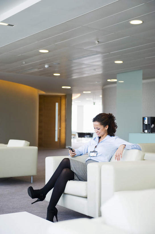 西方人,一个人,商务人士,商务女性,办公室,坐,打电话,竖图,室内,白天,正面,高跟鞋,时尚,沙发,天花板,电话,手机,鞋子,照明,欧洲,欧洲人,仅一个年轻女性,仅一个女性,仅一个人,握,套装,灯光,地面,二郎腿,拿,拿着,注视,通讯设备,顶灯,灯,灯具,观察,看,握着,观看,照亮,察看,照明设备,关注,时髦,商务装,布艺沙发,工薪阶层,时兴,交流,年轻女性,女人,女性,白种人,白领,上班族,沟通,通话,坐着,彩图,全身