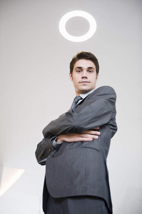 西方人,一个人,商务人士,商务男性,办公室,站,双手交叉,竖图,室内,白天,仰视,衬衫,天花板,照明,欧洲,欧洲人,仅一个男性,仅一个人,套装,灯光,注视,顶灯,灯,仅一个年轻男性,灯具,低头,观察,看,站着,观看,照亮,察看,双手抱胸,照明设备,关注,商务装,工薪阶层,垂头,男人,男性,年轻男性,白种人,白领,上班族,站立,半身,彩图,低角度拍摄,衬衣