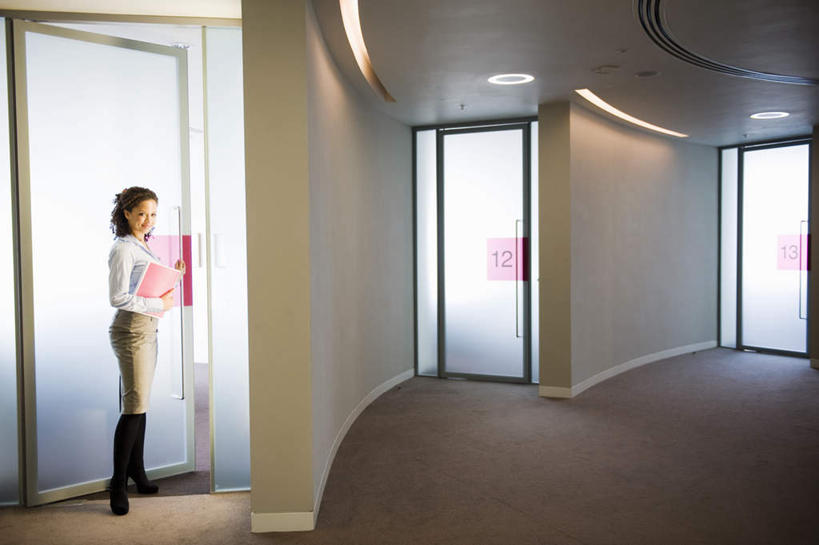 西方人,一个人,商务人士,商务女性,办公室,站,笑,微笑,横图,室内,白天,正面,窗户,落地窗,门,欧洲,欧洲人,仅一个年轻女性,仅一个女性,仅一个人,握,套装,材料,档案,文件,纸,地面,拿,拿着,注视,玻璃窗,粉色,手稿,资料,门框,观察,看,站着,握着,观看,证明,察看,关注,文档,商务装,工薪阶层,年轻女性,女人,女性,白种人,白领,上班族,站立,彩图,全身