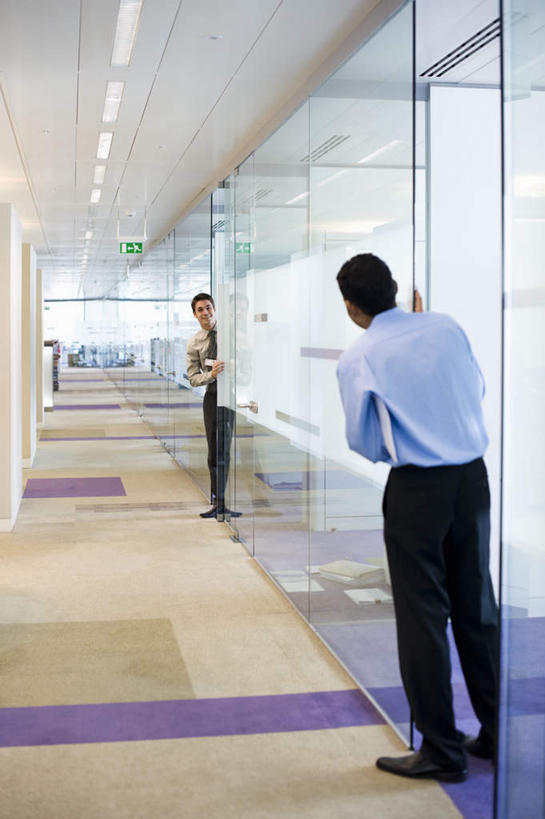 西方人,背部,两个人,商务人士,商务男性,办公室,站,笑,说,微笑,竖图,室内,白天,正面,衬衫,讨论,天花板,照明,欧洲,欧洲人,亚洲,套装,走道,走廊,过道,灯光,地面,注视,顶灯,相视,灯,灯具,扶,观察,看,站着,面对面,观看,对视,照亮,察看,扶着,互视,照明设备,关注,相对,商务装,工薪阶层,相看,交流,男人,男性,年轻男性,白种人,亚洲人,印度人,白领,上班族,沟通,讲话,交谈,商讨,说话,谈话,站立,彩图,全身,衬衣