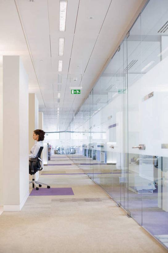 西方人,一个人,商务人士,商务女性,办公室,坐,竖图,室内,白天,侧面,天花板,椅子,照明,欧洲,欧洲人,仅一个年轻女性,仅一个女性,仅一个人,套装,工作,墙,灯光,地面,注视,顶灯,墙壁,墙面,灯,会议椅,灯具,观察,看,观看,办公椅,照亮,察看,加班,照明设备,关注,商务装,工薪阶层,商务椅,培训椅,年轻女性,女人,女性,白种人,白领,上班族,坐着,半身,彩图