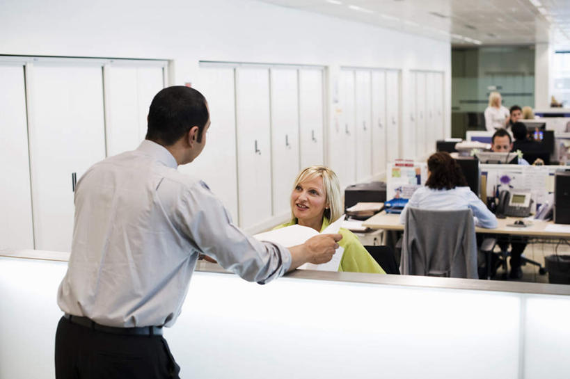 东方人,西方人,背部,同事,商务人士,商务男性,商务女性,办公室,站,坐,笑,说,微笑,横图,室内,白天,正面,衬衫,讨论,成功,合作,团队,集体,信心,电脑,显示器,鼠标,键盘,柜子,门,桌面,桌子,椅子,欧洲,欧洲人,亚洲,一排,许多,握,套装,整齐,网络,材料,档案,文件,办公桌,许多人,拿,拿着,注视,黄种人,输入设备,通讯设备,队伍,排列,会议椅,资料,门框,观察,看,站着,一群人,台式电脑,握着,观看,办公椅,察看,领导,成就,队列,关注,文档,通信设备,商务装,合伙,领袖,档案柜,工薪阶层,输出设备,商务椅,培训椅,交流,男人,男性,年轻男性,年轻女性,女人,女性,中年男性,中年女性,白种人,亚洲人,白领,上班族,沟通,讲话,交谈,商讨,说话,谈话,站立,坐着,半身,彩图,衬衣