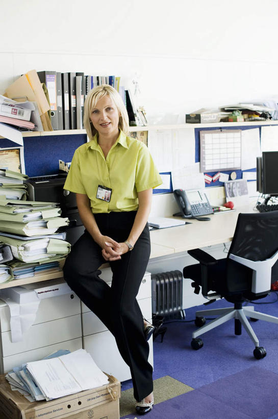 西方人,一个人,商务人士,商务女性,办公室,坐,笑,微笑,竖图,室内,白天,正面,电脑,显示器,鼠标,键盘,柜子,桌面,桌子,椅子,欧洲,欧洲人,仅一个女性,仅一个人,一堆,许多,堆叠,堆积,套装,网络,材料,档案,文件,办公桌,墙,注视,输入设备,通讯设备,标识,吊牌,墙壁,墙面,会议椅,胸牌,资料,观察,看,手放前,仅一个中年女性,金色,台式电脑,观看,堆,办公椅,察看,徽章,关注,文档,通信设备,商务装,身份,档案柜,工薪阶层,输出设备,胸章,胸卡,商务椅,培训椅,编号牌,雕刻牌,工号牌,胸号牌,胸徽,员工牌,女人,女性,中年女性,白种人,长发,白领,上班族,坐着,彩图,全身