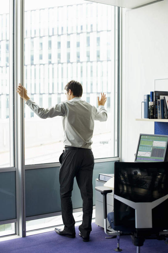 西方人,一个人,商务人士,商务男性,办公室,站,伸展双臂,竖图,室内,白天,衬衫,电脑,显示器,鼠标,键盘,窗户,桌面,桌子,椅子,欧洲,欧洲人,仅一个男性,仅一个人,套装,网络,材料,档案,文件,纸,办公桌,地面,输入设备,通讯设备,玻璃窗,仅一个年轻男性,背面,会议椅,手稿,资料,扶,站着,台式电脑,办公椅,证明,扶着,文档,通信设备,商务装,工薪阶层,输出设备,商务椅,培训椅,男人,男性,年轻男性,白种人,白领,上班族,敞开双臂,伸开双臂,展开双肩,站立,张开手臂,张开双臂,彩图,全身,衬衣