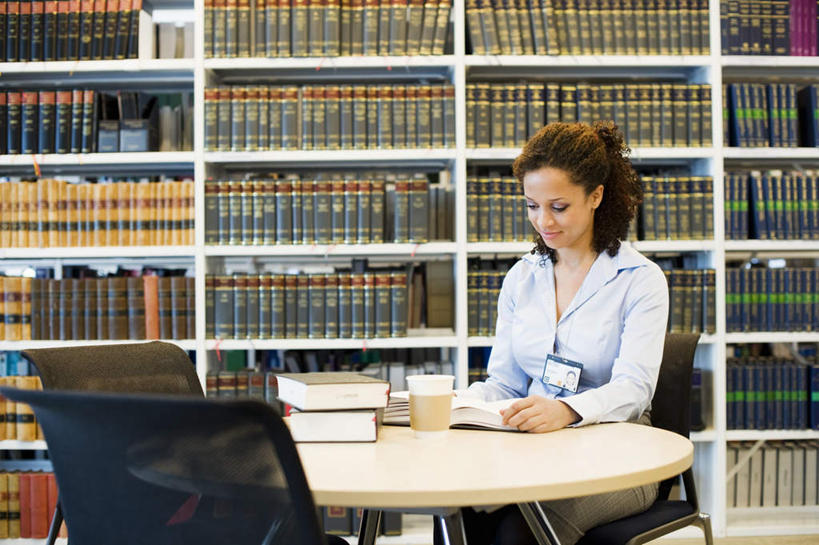 咖啡,西方人,一个人,商务人士,商务女性,图书馆,坐,笑,微笑,横图,室内,白天,正面,幸福,柜子,书架,桌子,杯子,书籍,椅子,欧洲,欧洲人,仅一个年轻女性,仅一个女性,仅一个人,许多,套装,圆形,一杯,注视,娱乐,标识,吊牌,书桌,饮料,排列,课桌,胸牌,纸制品,橱柜,观察,看,享受,休闲,温馨,放松,乐趣,观看,纸杯,察看,徽章,提神,舒适,队列,关注,一次性杯子,醒脑,商务装,身份,工薪阶层,浏览室,胸章,胸卡,软饮料,编号牌,雕刻牌,工号牌,胸号牌,胸徽,员工牌,年轻女性,女人,女性,白种人,白领,上班族,书,图书,坐着,半身,彩图,书库,图书库,阅览室