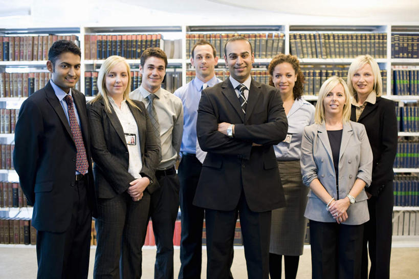 西方人,同事,商务人士,商务男性,商务女性,图书馆,站,笑,双手交叉,微笑,露齿笑,横图,室内,白天,正面,衬衫,成功,合作,团队,集体,信心,柜子,书架,书籍,欧洲,欧洲人,亚洲,一排,许多,套装,整齐,许多人,注视,队伍,排列,橱柜,观察,看,手放前,站着,一群人,观看,察看,领导,双手抱胸,成就,队列,关注,商务装,合伙,领袖,工薪阶层,背手,浏览室,男人,男性,年轻男性,年轻女性,女人,女性,中年男性,中年女性,白种人,亚洲人,印度人,白领,上班族,书,图书,站立,半身,彩图,衬衣,书库,图书库,阅览室