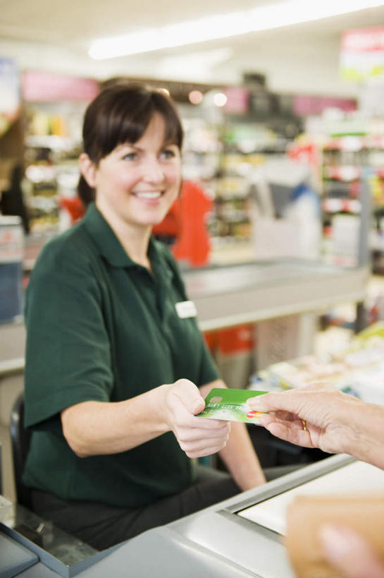 西方人,背部,两个人,店员,商店,站,笑,微笑,露齿笑,竖图,室内,白天,正面,工作服,制服,购物,信用卡,消费,桌面,桌子,超市,欧洲,欧洲人,许多,握,朦胧,模糊,商品,拿,拿着,注视,标识,吊牌,顾客,货物,胸牌,观察,看,站着,营业员,卡,握着,pos机,储蓄卡,金融,百货,收银台,观看,察看,徽章,关注,收银,收银机,身份,选购,贸易,百货公司,胸章,胸卡,血拼,编号牌,雕刻牌,工号牌,胸号牌,胸徽,员工牌,销售人员,工作制服,银行卡,老年女性,女人,女性,中年女性,白种人,售货员,超级市场,大卖场,站立,半身,彩图,工作套服,购物商场,购物中心,商业中心