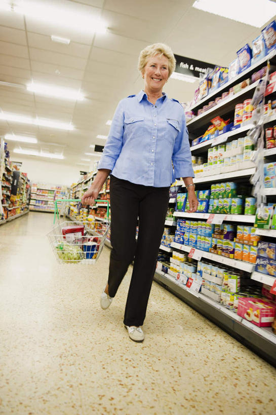 西方人,头发,一个人,商店,走,竖图,室内,白天,仰视,衬衫,购物,消费,天花板,超市,照明,欧洲,欧洲人,仅一个女性,仅一个人,一排,许多,握,整齐,篮子,商品,灯光,拿,拎,拿着,购物篮,顶灯,货架,货物,架子,灯,排列,蓝色,白色,灯具,握着,金融,百货,仅一个老年女性,照亮,便利,照明设备,存放,队列,载具,陈列架,选购,贸易,百货公司,快捷,血拼,方便,超市货架,寄存,寄放,暂存,购物提篮,老年女性,女人,女性,白种人,购物筐,超级市场,大卖场,步行,散步,走路,彩图,低角度拍摄,全身,衬衣,购物商场,购物中心,商业中心,短发,拎着