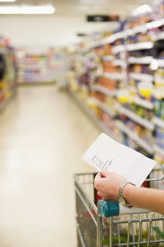 西方人,一个人,商店,站,推,竖图,室内,白天,正面,购物,消费,天花板,超市,购物车,照明,欧洲,欧洲人,仅一个女性,仅一个人,一排,许多,握,整齐,时间,商品,时钟,手表,灯光,地面,拿,计时,拿着,顶灯,货架,货物,架子,车,灯,排列,手推车,灯具,钟表,站着,仅一个中年女性,表,握着,金融,百货,腕表,照亮,便利,照明设备,存放,队列,载具,清单,陈列架,选购,贸易,百货公司,快捷,血拼,方便,超市货架,寄存,寄放,暂存,购物单,女人,女性,中年女性,白种人,钟,超级市场,大卖场,站立,半身,彩图,购物商场,购物中心,商业中心,采购单