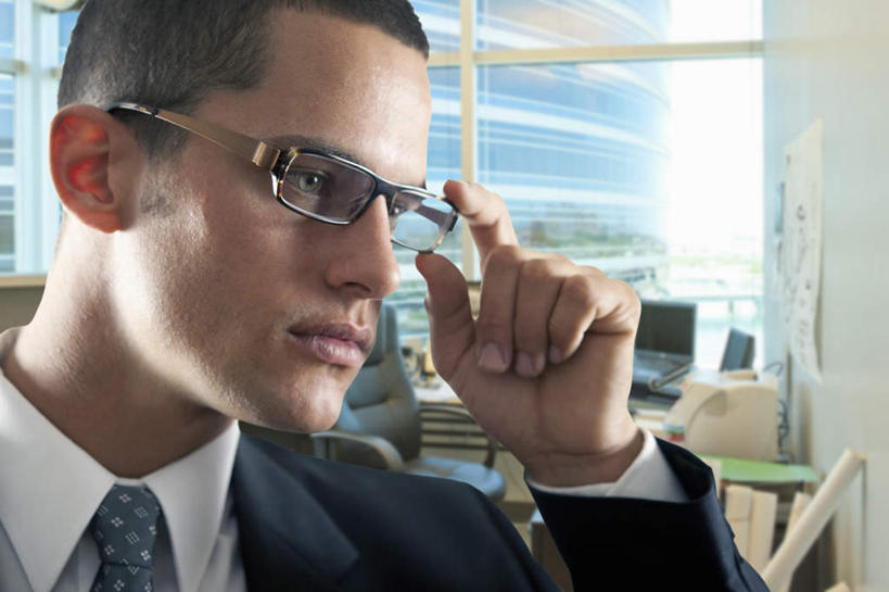 西方人,脸,头,脸颊,一个人,商务人士,商务男性,办公室,站,横图,室内,特写,白天,正面,衬衫,电脑,显示器,鼠标,键盘,打印机,窗户,桌子,椅子,欧洲,欧洲人,仅一个男性,仅一个人,阴影,套装,光线,网络,眼镜,影子,办公桌,办公用品,领带,注视,输入设备,通讯设备,玻璃窗,仅一个年轻男性,阳光,会议椅,扶,观察,看,站着,台式电脑,观看,办公设备,办公椅,察看,扶着,象征,庄重,关注,通信设备,商务装,身份,近视眼镜,工薪阶层,输出设备,正式,地位,商务椅,培训椅,男人,男性,年轻男性,白种人,头部,脸部,脸蛋,面部,白领,上班族,站立,半身,彩图,衬衣,打印