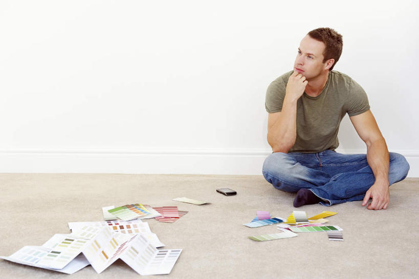 西方人,一个人,坐,盘腿,横图,室内,白天,正面,T恤衫,地板,装修,报纸,欧洲,欧洲人,仅一个男性,仅一个人,仅一个中年男性,撑,废弃,服装,裤子,信息,墙,地面,系统,T恤,托腮,注视,牛仔裤,休闲装,装潢,木地板,墙壁,墙面,衣服,观察,看,托,休闲,思考,休闲服,比较,色彩,颜色,服饰,对比,观看,色阶卡,色卡,颜色卡,新闻,色板,察看,关注,托下巴,选择,标准,比色卡,思虑,色标卡,男人,男性,中年男性,白种人,盘腿而坐,盘膝,盘着腿的,盘着腿坐,双腿交叉,坐着,彩图,全身,报刊