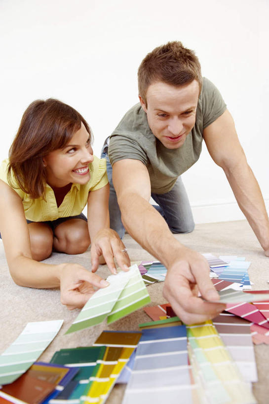 西方人,中年人,两个人,家庭,夫妻,跪,笑,说,微笑,露齿笑,竖图,室内,白天,正面,爱情,讨论,地板,装修,欧洲,欧洲人,握,服装,墙,地面,浪漫,系统,拿,拿着,注视,休闲装,装潢,木地板,墙壁,墙面,衣服,观察,看,休闲,温暖,温馨,一家人,休闲服,比较,恩爱,色彩,颜色,握着,恋人,服饰,对比,观看,色阶卡,色卡,颜色卡,色板,和睦,察看,关注,选择,标准,比色卡,色标卡,交流,男人,男性,女人,女性,中年男性,中年女性,白种人,夫妇,情侣,沟通,跪着,讲话,交谈,商讨,说话,谈话,半身,彩图,伴侣,融洽