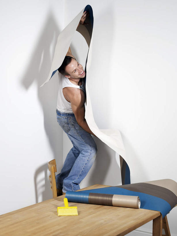 西方人,一个人,站,举,竖图,室内,白天,侧面,T恤衫,壁纸,装修,欧洲,欧洲人,仅一个男性,仅一个人,仅一个中年男性,敲打,握,服装,裤子,木制,锤子,工具,榔头,墙,拿,T恤,拿着,注视,牛仔裤,休闲装,装潢,墙壁,墙面,衣服,黄色,白色,木制品,观察,看,托,站着,休闲,休闲服,握着,服饰,观看,五金,察看,变形,紧固,关注,矫正,塑形,工作台,牢固,男人,男性,中年男性,白种人,墙纸,举起,举手,举着,向上举,向上伸,向上托,站立,彩图,全身