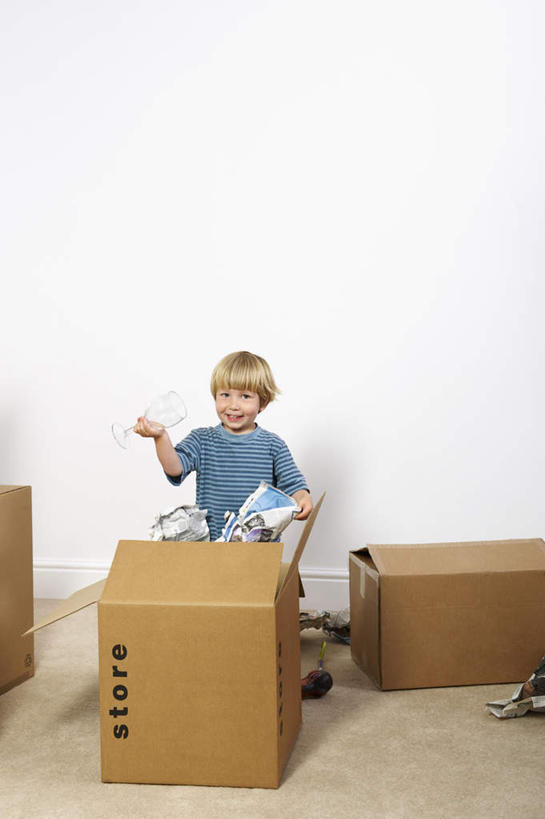 西方人,儿童,一个人,坐,竖图,室内,白天,正面,纯洁,欧洲,欧洲人,仅一个男性,仅一个人,许多,握,英文,包装,标志,瓷砖,地砖,文字,纸箱,字符,字母,墙,地面,拿,拿着,注视,标识,墙壁,墙面,小孩,容器,箱子,观察,看,仅一个小孩,可爱,童年,童趣,握着,观看,英文字母,搬家,察看,迁移,关注,纸板箱,拆封,童真,烂漫,无邪,包装箱,迁居,乔迁,搬迁,天真,男孩,男人,男性,白种人,孩子,坐着,彩图,全身,男生