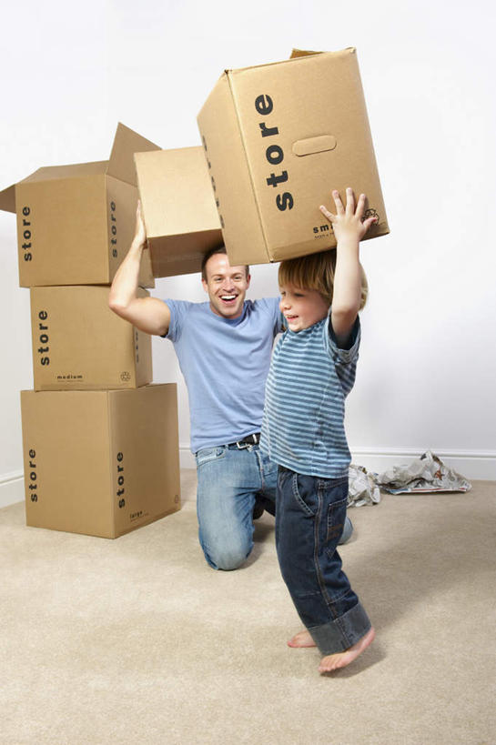 西方人,儿童,中年人,两个人,家庭,父亲,儿子,客厅,站,蹲,举,笑,搬运,微笑,露齿笑,竖图,室内,白天,正面,T恤衫,纯洁,欧洲,欧洲人,许多,服装,裤子,包装,纸箱,墙,地面,T恤,注视,牛仔裤,休闲装,光脚,墙壁,墙面,小孩,衣服,蓝色,容器,箱子,观察,看,托,站着,休闲,温暖,温馨,父子,一家人,赤脚,休闲服,父爱,可爱,童年,童趣,服饰,观看,搬家,和睦,察看,迁移,起居室,关注,纸板箱,童真,烂漫,无邪,包装箱,迁居,乔迁,搬迁,客堂,天真,男孩,男人,男性,中年男性,白种人,孩子,搬,蹲着,举起,举手,举着,向上举,向上伸,向上托,站立,彩图,全身,融洽,男生