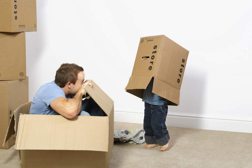 西方人,儿童,中年人,两个人,家庭,父亲,儿子,客厅,站,坐,笑,微笑,横图,室内,白天,正面,T恤衫,游戏,纯洁,欧洲,欧洲人,许多,服装,裤子,包装,管子,纸箱,墙,地面,玩,T恤,注视,牛仔裤,休闲装,光脚,娱乐,墙壁,墙面,小孩,衣服,蓝色,容器,箱子,观察,看,站着,休闲,温暖,温馨,父子,一家人,赤脚,休闲服,父爱,可爱,童年,童趣,服饰,观看,活动,搬家,和睦,察看,迁移,起居室,发泄,关注,消遣,智力,纸板箱,童真,烂漫,无邪,包装箱,宣泄,迁居,乔迁,搬迁,客堂,天真,男孩,男人,男性,中年男性,白种人,孩子,玩耍,嬉戏,站立,坐着,彩图,全身,融洽,男生