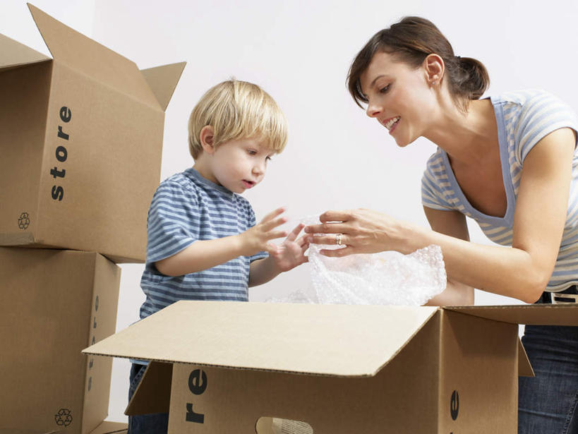 西方人,儿童,中年人,两个人,家庭,母亲,儿子,客厅,站,笑,微笑,露齿笑,横图,室内,白天,正面,T恤衫,纯洁,欧洲,欧洲人,许多,弯腰,握,服装,包装,纸箱,墙,地面,拿,T恤,拿着,注视,休闲装,墙壁,墙面,小孩,衣服,蓝色,容器,箱子,观察,看,站着,休闲,温暖,温馨,母子,一家人,休闲服,可爱,母爱,童年,童趣,握着,服饰,观看,整理,搬家,和睦,察看,迁移,起居室,关注,纸板箱,童真,烂漫,无邪,包装箱,弯身,迁居,乔迁,搬迁,客堂,天真,男孩,女人,女性,中年女性,白种人,孩子,站立,半身,彩图,融洽,男生