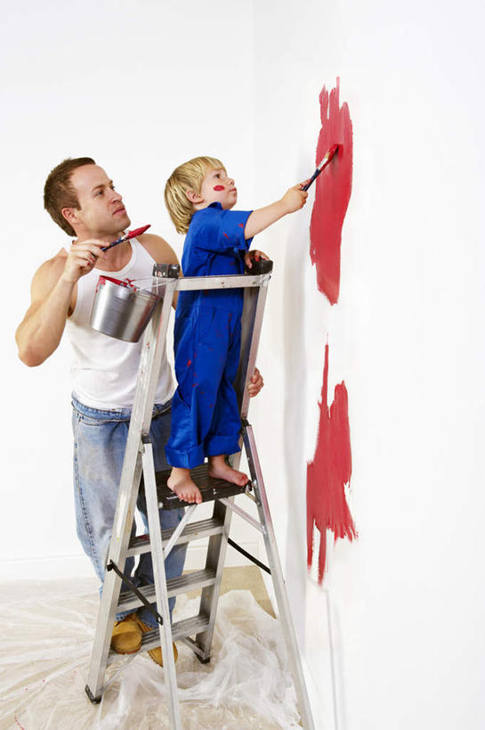 西方人,儿童,中年人,两个人,家庭,父亲,儿子,站,攀登,竖图,室内,白天,侧面,抽象,T恤衫,绘画,纯洁,装修,欧洲,欧洲人,握,服装,裤子,艺术,装饰,笔,材料,彩绘,梯子,图案,阶梯,墙,办公用品,艺术品,地面,古典,拿,T恤,拿着,注视,牛仔裤,休闲装,文化,装潢,墙壁,墙面,文具,小孩,衣服,红色,蓝色,画笔,学习用品,工艺品,观察,看,品味,站着,休闲,概念,温暖,温馨,父子,一家人,休闲服,爬,父爱,可爱,童年,童趣,握着,服饰,观看,上升,保护,文具用品,涂料,美术,和睦,察看,高雅,关注,童真,烂漫,无邪,人字梯,美学,登高,图文,天真,男孩,男人,男性,中年男性,白种人,孩子,画画,攀爬,站立,彩图,全身,涂鸦,融洽,男生