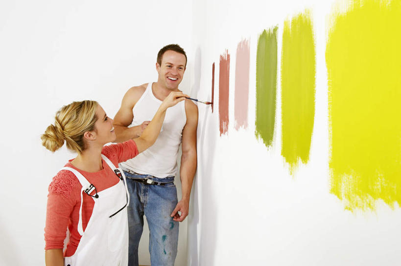 西方人,中年人,两个人,家庭,夫妻,站,笑,微笑,露齿笑,横图,彩色,室内,白天,正面,爱情,装修,欧洲,欧洲人,一排,许多,握,服装,裤子,整齐,装饰,背心,笔,材料,墙,办公用品,浪漫,拿,拿着,注视,牛仔裤,装潢,墙壁,墙面,文具,排列,衣服,红色,画笔,学习用品,观察,看,站着,温暖,温馨,一家人,背带裤,恩爱,握着,恋人,服饰,观看,保护,文具用品,涂料,和睦,察看,衣着,穿着,队列,关注,衣饰,饭单裤,工装裤,男人,男性,女人,女性,中年男性,中年女性,白种人,夫妇,情侣,画画,站立,半身,彩图,伴侣,融洽