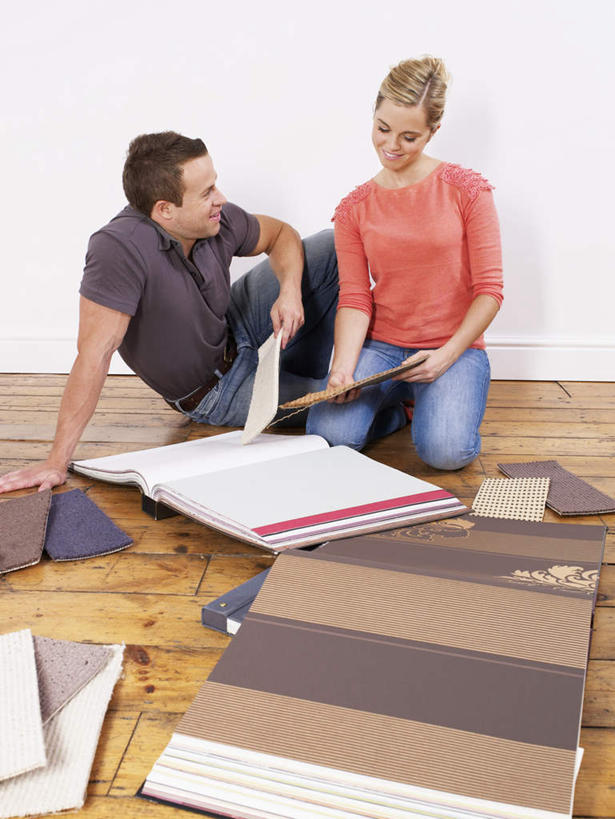 西方人,中年人,两个人,家庭,夫妻,坐,跪,笑,微笑,露齿笑,竖图,室内,白天,正面,爱情,地板,装修,书籍,欧洲,欧洲人,一本,一堆,许多,撑,握,堆叠,堆积,服装,裤子,散落,木板,墙,地面,浪漫,拿,拿着,注视,牛仔裤,休闲装,装潢,木地板,墙壁,墙面,衣服,红色,打开,观察,看,休闲,温暖,温馨,一家人,休闲服,恩爱,握着,恋人,服饰,观看,堆,和睦,察看,撑着,开启,关注,男人,男性,女人,女性,中年男性,中年女性,白种人,夫妇,情侣,书,图书,跪着,坐着,彩图,全身,伴侣,融洽