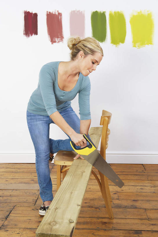 西方人,一个人,站,竖图,室内,白天,侧面,地板,装修,欧洲,欧洲人,仅一个女性,仅一个人,许多,吊挂,弯腰,握,悬挂,服装,工作,木制,工具,木板,木材,墙,地面,系统,挂,拿,拿着,注视,休闲装,装潢,木地板,墙壁,墙面,木柴,排列,衣服,木制品,观察,看,站着,仅一个中年女性,休闲,休闲服,比较,色彩,颜色,握着,服饰,木料,对比,观看,锯子,色阶卡,色卡,颜色卡,盘发,色板,察看,切割,队列,关注,选择,锯,工作台,标准,比色卡,弯身,色标卡,女人,女性,中年女性,白种人,站立,彩图,全身,割