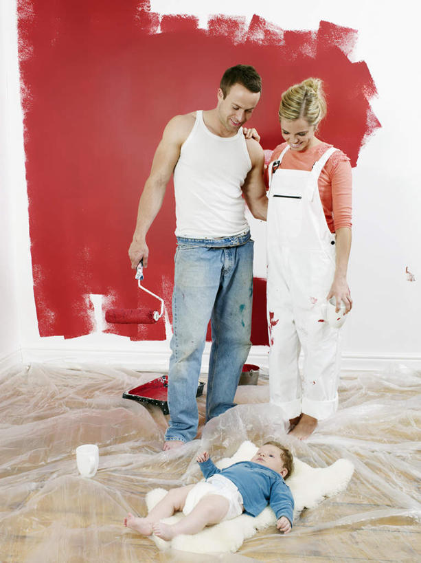 咖啡,西方人,婴儿,儿童,中年人,三个人,家庭,夫妻,母亲,父亲,站,躺,闭眼,抱,笑,睡,微笑,露齿笑,竖图,室内,白天,正面,爱情,幸福,纯洁,地板,装修,杯子,欧洲,欧洲人,握,服装,裤子,装饰,背心,布,材料,瓷器,墙,咖啡杯,陶瓷制品,地面,浪漫,拿,拿着,注视,牛仔裤,休闲装,光脚,娱乐,装潢,木地板,墙壁,墙面,饮料,小孩,衣服,红色,粉刷,刷子,观察,看,站着,享受,休闲,温暖,温馨,父子,母子,三口之家,一家人,赤脚,休闲服,背带裤,恩爱,放松,父爱,可爱,乐趣,母爱,握着,恋人,服饰,活泼,抱着,观看,油漆,滚筒刷,保护,布匹,涂料,和睦,察看,提神,舒适,搂着,关注,宝宝,瓷杯,醒脑,纯真,烂漫,无邪,防水,滚刷,软饮料,防潮,油布,饭单裤,工装裤,卧着,伶俐,天真,男人,男性,女人,女性,中年男性,中年女性,白种人,孩子,夫妇,情侣,闭眼睛,闭着眼,闭着眼睛,困,困觉,搂,搂抱,寝息,睡觉,躺着,卧,站立,彩图,全身,伴侣,融洽,滚筒