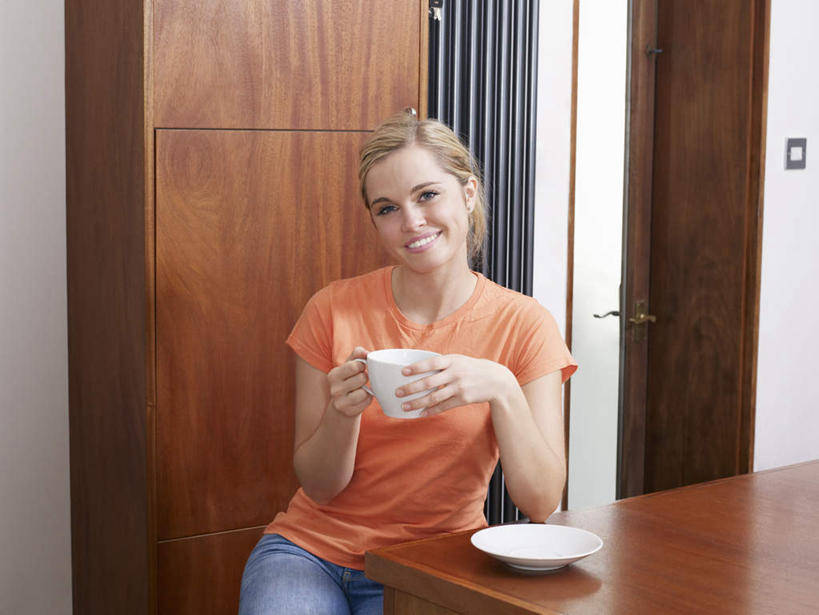 西方人,一个人,坐,笑,微笑,露齿笑,横图,室内,白天,正面,门,桌面,桌子,杯子,餐具,椅子,欧洲,欧洲人,仅一个女性,仅一个人,撑,握,服装,木制,瓷器,碟子,盘,勺子,墙,咖啡杯,陶瓷制品,拿,拿着,注视,休闲装,墙壁,墙面,一个,衣服,白色,盘子,木制品,调羹,碟,门框,汤匙,观察,看,仅一个中年女性,休闲,休闲服,握着,服饰,单个,观看,察看,撑着,关注,瓷杯,女人,女性,中年女性,白种人,坐着,半身,彩图