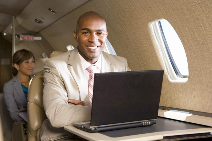 西方人,两个人,同事,商务人士,商务男性,商务女性,坐,笑,微笑,露齿笑,横图,室内,白天,正面,衬衫,成功,合作,团队,集体,信心,电脑,笔记本电脑,窗户,桌面,桌子,飞机,椅子,欧洲,非洲,黑人,欧洲人,套装,网络,木制,交通,注视,通讯设备,航空,队伍,玻璃窗,木制品,交通工具,观察,看,搭,运输,观看,一台,察看,无线,领导,客机,成就,搭着,关注,载具,通信设备,商务装,无线网络,合伙,领袖,无线上网,便携式电脑,工薪阶层,手提电脑,男人,男性,女人,女性,中年男性,中年女性,白种人,非洲人,白领,上班族,坐着,半身,彩图,衬衣