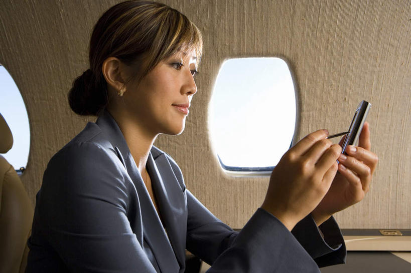 东方人,一个人,商务人士,商务女性,坐,笑,打电话,微笑,横图,室内,白天,侧面,窗户,桌面,桌子,飞机,电话,手机,椅子,亚洲,仅一个女性,仅一个人,握,套装,木制,交通,拿,拿着,注视,黄种人,通讯设备,航空,玻璃窗,一个,木制品,交通工具,观察,看,仅一个中年女性,握着,运输,单个,观看,察看,客机,关注,载具,商务装,工薪阶层,交流,女人,女性,中年女性,亚洲人,白领,上班族,沟通,通话,坐着,半身,彩图