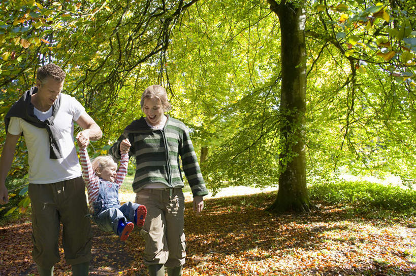 西方人,儿童,中年人,三个人,家庭,夫妻,母亲,父亲,女儿,走,举,握手,横图,室外,白天,正面,爱情,纯洁,草地,草坪,植物,欧洲,欧洲人,吊挂,悬挂,阴影,服装,光线,影子,浪漫,挂,注视,休闲装,草,树,树木,小孩,衣服,绿色,阳光,自然,低头,观察,看,托,休闲,温暖,温馨,父女,母女,三口之家,一家人,休闲服,恩爱,父爱,可爱,母爱,童年,童趣,恋人,服饰,生长,成长,观看,和睦,察看,关注,童真,烂漫,无邪,垂头,天真,男人,男性,女孩,女人,女性,中年男性,中年女性,白种人,孩子,夫妇,情侣,步行,搀手,举起,举手,举着,拉手,散步,手搀手,手拉手,手牵手,手握手,向上举,向上伸,向上托,走路,半身,彩图,伴侣,融洽,女生