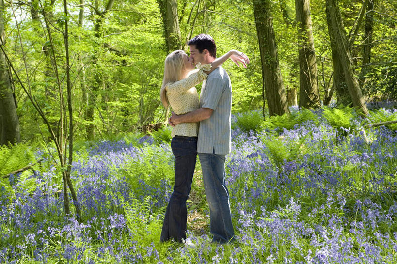 西方人,两个人,家庭,夫妻,站,抱,吻,横图,室外,白天,侧面,爱情,草地,草坪,花海,花圃,植物,风信子,叶子,欧洲,欧洲人,阴影,服装,盛开,光线,影子,浪漫,花蕾,注视,休闲装,草,花,花瓣,花朵,花卉,鲜花,树,树木,衣服,绿色,紫色,阳光,自然,花丛,花束,花田,花苞,花蕊,观察,看,站着,休闲,温暖,温馨,一家人,休闲服,恩爱,搭,恋人,服饰,生长,成长,抱着,观看,悲伤,喜悦,和睦,察看,搂着,风信花,搭着,关注,怀念,悲哀,男人,男性,年轻女性,女人,女性,中年男性,白种人,年轻人,夫妇,情侣,怀抱,接吻,搂,搂抱,亲,亲吻,亲嘴,相抱,拥抱,站立,彩图,全身,伴侣,融洽