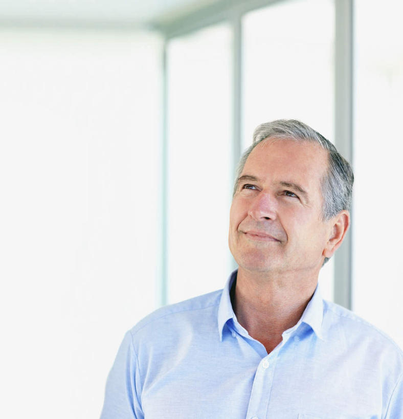 西方人,脸,头,脸颊,头发,一个人,站,笑,微笑,竖图,室内,特写,白天,正面,窗户,欧洲,欧洲人,仅一个男性,仅一个人,服装,朦胧,模糊,墙,注视,休闲装,肩膀,玻璃窗,墙壁,墙面,衣服,蓝色,灰色,观察,看,站着,仅一个老年男性,休闲,休闲服,服饰,观看,察看,关注,老年男性,男人,男性,白种人,头部,直发,脸部,脸蛋,面部,站立,半身,彩图,短发