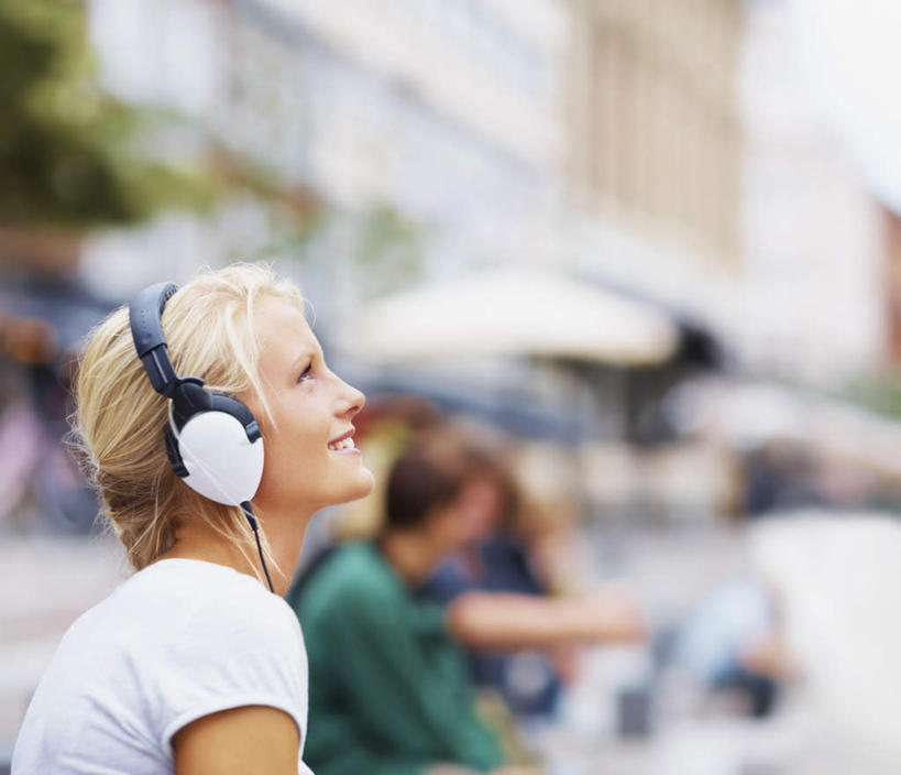 西方人,脸,头,脸颊,一个人,家,坐,横图,室外,特写,白天,侧面,植物,欧洲,欧洲人,仅一个年轻女性,仅一个女性,仅一个人,服装,朦胧,模糊,房屋,屋子,注视,休闲装,楼房,肩膀,住宅,树,树木,一个,衣服,绿色,白色,自然,耳机,耳麦,观察,看,休闲,休闲服,服饰,生长,单个,成长,观看,察看,麦克风,头戴式耳麦,关注,年轻女性,女人,女性,白种人,头部,脸部,脸蛋,面部,抬头,仰头,坐着,半身,彩图,房子,头戴式耳机