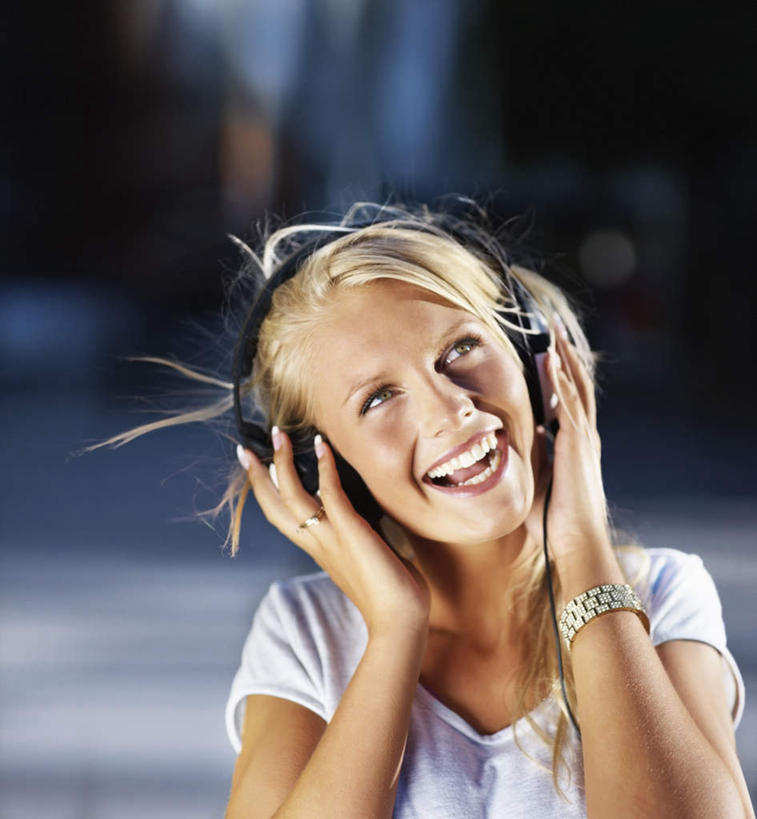 西方人,脸,头,脸颊,手,头发,一个人,站,举,笑,微笑,露齿笑,竖图,室外,特写,白天,正面,快乐,满意,幸福,欧洲,欧洲人,双手,仅一个年轻女性,仅一个女性,仅一个人,握,阴影,服装,朦胧,模糊,光线,影子,音响,音乐,拿,拿着,注视,休闲装,娱乐,肩膀,装饰品,衣服,白色,阳光,耳机,饰品,手链,首饰,观察,看,托,站着,享受,休闲,手部,休闲服,金色,放松,握着,服饰,手镯,观看,察看,舒适,享乐,关注,镯子,年轻女性,女人,女性,白种人,头部,长发,直发,脸部,脸蛋,面部,举起,举手,举着,向上举,向上伸,向上托,站立,半身,彩图