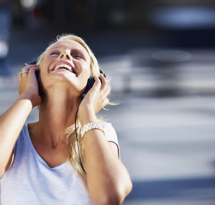 西方人,脸,头,脸颊,手,头发,一个人,站,举,笑,微笑,露齿笑,横图,室外,特写,白天,正面,快乐,满意,幸福,欧洲,欧洲人,双手,仅一个年轻女性,仅一个女性,仅一个人,握,阴影,服装,朦胧,模糊,光线,影子,音响,音乐,拿,拿着,注视,休闲装,娱乐,肩膀,装饰品,衣服,白色,阳光,耳机,饰品,手链,首饰,观察,看,托,站着,享受,休闲,手部,休闲服,金色,放松,握着,服饰,手镯,观看,察看,舒适,享乐,关注,镯子,年轻女性,女人,女性,白种人,头部,长发,直发,脸部,脸蛋,面部,举起,举手,举着,抬头,向上举,向上伸,向上托,仰头,站立,半身,彩图