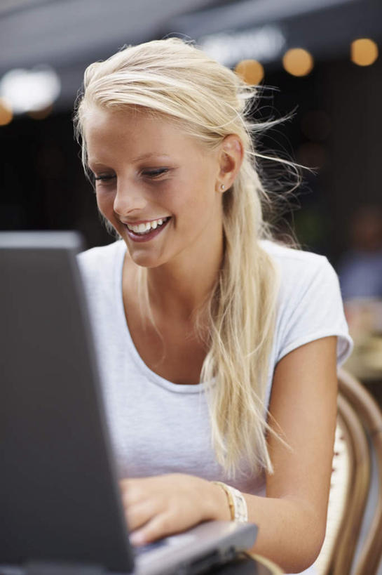 西方人,一个人,坐,笑,微笑,露齿笑,竖图,室外,白天,正面,电脑,笔记本电脑,椅子,欧洲,欧洲人,仅一个年轻女性,仅一个女性,仅一个人,敲打,阴影,服装,朦胧,模糊,光线,网络,影子,木椅,注视,休闲装,输入,通讯设备,衣服,白色,阳光,打字,观察,看,休闲,休闲服,服饰,观看,点击,一台,敲击,察看,无线,关注,通信设备,无线网络,无线上网,便携式电脑,按键,手提电脑,年轻女性,女人,女性,白种人,坐着,半身,彩图