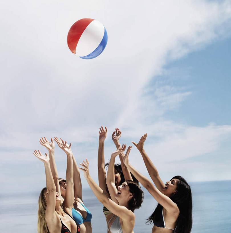 西方人,伙伴,朋友,站,举,笑,微笑,露齿笑,竖图,室外,白天,仰视,泳装,比基尼,性感,游戏,友谊,海浪,海洋,玩具,欧洲,非洲,黑人,欧洲人,五个人,阴影,光线,影子,塑料,浪花,云,云朵,许多人,玩,云彩,注视,娱乐,裸露,一个,蓝色,白云,蓝天,天空,阳光,海水,气球,塑料制品,天,看,托,站着,一群人,休闲,充气玩具,橡胶,益智,诱惑,晴朗,单个,活动,发泄,关注,消遣,智力,裸,火辣,海景,橡胶制品,宣泄,友情,年轻女性,女人,女性,白种人,非洲人,大海,风浪,海,海水的波动,近岸浪,涌浪,晴空,举起,举手,举着,抬头,玩耍,嬉戏,向上举,向上伸,向上托,仰头,站立,半身,彩图,低角度拍摄,三点式,泳衣