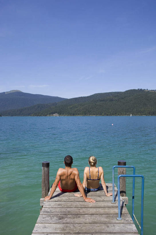 西方人,两个人,栏杆,码头,坐,竖图,俯视,室外,白天,泳装,比基尼,爱情,性感,海浪,海洋,山,山脉,港口,欧洲,欧洲人,撑,阴影,短裤,裤子,光线,木板,影子,浪花,山峰,围栏,桥,木桥,山峦,浪漫,护栏,裸露,栈桥,蓝色,蓝天,天空,阳光,海水,群山,天,温暖,温馨,恩爱,诱惑,沙滩裤,恋人,晴朗,人行桥,木板桥,和睦,撑着,裸,火辣,海景,万里无云,男人,男性,年轻男性,年轻女性,女人,女性,白种人,情侣,大海,风浪,海,海水的波动,近岸浪,涌浪,晴空,晴空万里,坐着,彩图,高角度拍摄,全身,三点式,泳衣,摆渡口,埠头,渡口,渡头,港湾,海港,货运码头,口岸,商港,伴侣,融洽