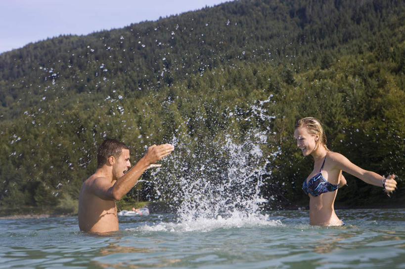 西方人,两个人,伸展双臂,笑,微笑,露齿笑,横图,室外,白天,侧面,泳装,比基尼,爱情,性感,海浪,海洋,山,山脉,树林,水,植物,欧洲,欧洲人,阴影,飞溅,溅,光线,液体,影子,浪花,山峰,水滴,山峦,浪漫,裸露,相视,水珠,树,树木,蓝色,绿色,蓝天,天空,阳光,自然,海水,群山,天,温暖,温馨,面对面,恩爱,诱惑,恋人,生长,晴朗,成长,对视,和睦,互视,喷洒,裸,相对,火辣,海景,万里无云,相看,男人,男性,年轻男性,年轻女性,女人,女性,白种人,情侣,大海,风浪,海,海水的波动,近岸浪,涌浪,晴空,晴空万里,敞开双臂,伸开双臂,展开双肩,张开手臂,张开双臂,半身,彩图,三点式,泳衣,伴侣,融洽