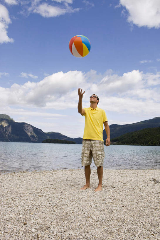 西方人,一个人,站,举,竖图,室外,白天,正面,游戏,海浪,海洋,沙滩,山,山脉,玩具,欧洲,欧洲人,仅一个男性,仅一个人,阴影,服装,光线,沙子,影子,塑料,海岸,浪花,山峰,水平线,云,云朵,海平线,沙地,山峦,玩,云彩,注视,休闲装,娱乐,仅一个年轻男性,一个,衣服,黄色,蓝色,白云,蓝天,天空,阳光,海水,气球,塑料制品,群山,天,观察,看,托,站着,休闲,休闲服,充气玩具,橡胶,益智,服饰,晴朗,单个,观看,活动,察看,发泄,关注,消遣,智力,海景,橡胶制品,宣泄,男人,男性,年轻男性,白种人,大海,风浪,海,海水的波动,海滩,近岸浪,涌浪,晴空,举起,举手,举着,玩耍,嬉戏,向上举,向上伸,向上托,站立,彩图,全身