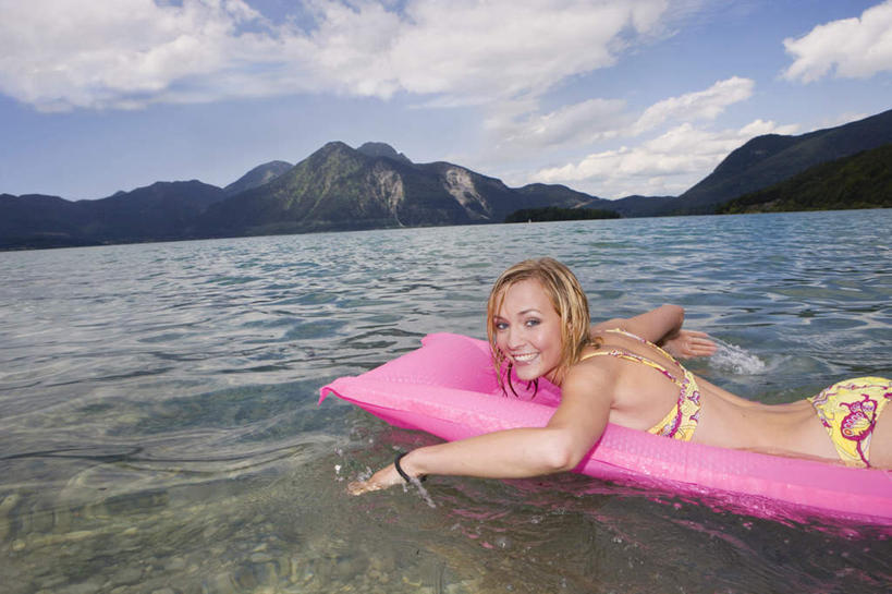 西方人,一个人,伸展双臂,笑,微笑,露齿笑,横图,室外,白天,侧面,泳装,比基尼,性感,海浪,海洋,山,山脉,床,欧洲,欧洲人,仅一个年轻女性,仅一个女性,仅一个人,阴影,光线,影子,塑料,浪花,山峰,水平线,云,云朵,海平线,山峦,云彩,注视,裸露,装饰品,一个,粉色,黄色,蓝色,白云,蓝天,天空,阳光,海水,饰品,手链,首饰,塑料制品,群山,天,观察,看,趴着,气垫床,诱惑,充气,手镯,晴朗,单个,观看,察看,关注,裸,镯子,火辣,海景,年轻女性,女人,女性,白种人,大海,风浪,海,海水的波动,近岸浪,涌浪,晴空,敞开双臂,趴,伸开双臂,展开双肩,张开手臂,张开双臂,半身,彩图,三点式,泳衣