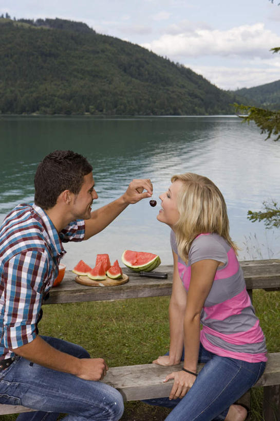 西方人,两个人,坐,笑,微笑,露齿笑,竖图,室外,白天,侧面,爱情,草地,草坪,海浪,海洋,山,山脉,植物,西瓜,樱桃,水果,椅子,欧洲,欧洲人,撑,切开,握,阴影,服装,新鲜,光线,影子,躺椅,浪花,山峰,水平线,云,云朵,生食,食品,果实,海平线,山峦,浪漫,拿,云彩,拿着,休闲装,相视,草,食物,衣服,蓝色,绿色,白云,蓝天,天空,阳光,海水,群山,天,切,休闲,温暖,温馨,面对面,休闲服,石椅,恩爱,握着,恋人,服饰,有机食品,绿色食品,晴朗,对视,和睦,撑着,互视,相对,剖面,海景,切面,相看,男人,男性,年轻男性,年轻女性,女人,女性,白种人,情侣,大海,风浪,海,海水的波动,近岸浪,涌浪,晴空,樱珠,莺桃,英桃,楔桃,牛桃,荆桃,寒瓜,坐着,半身,彩图,伴侣,融洽